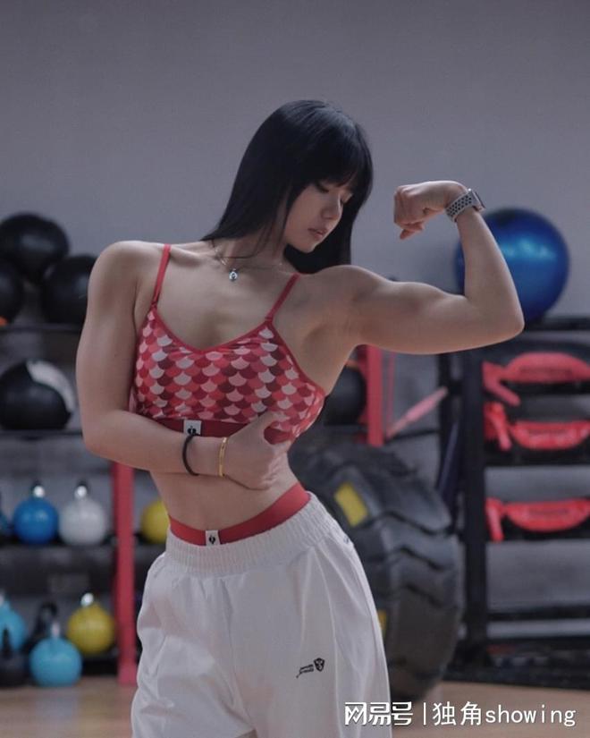 南：如何用时尚展现完美身材bsport中国健身穿搭指(图1)
