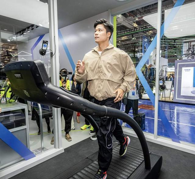 有效减震的智能跑步机首发新品门道多 进博天花板bsport体育可以自动导航的扫地机器人、可以(图6)