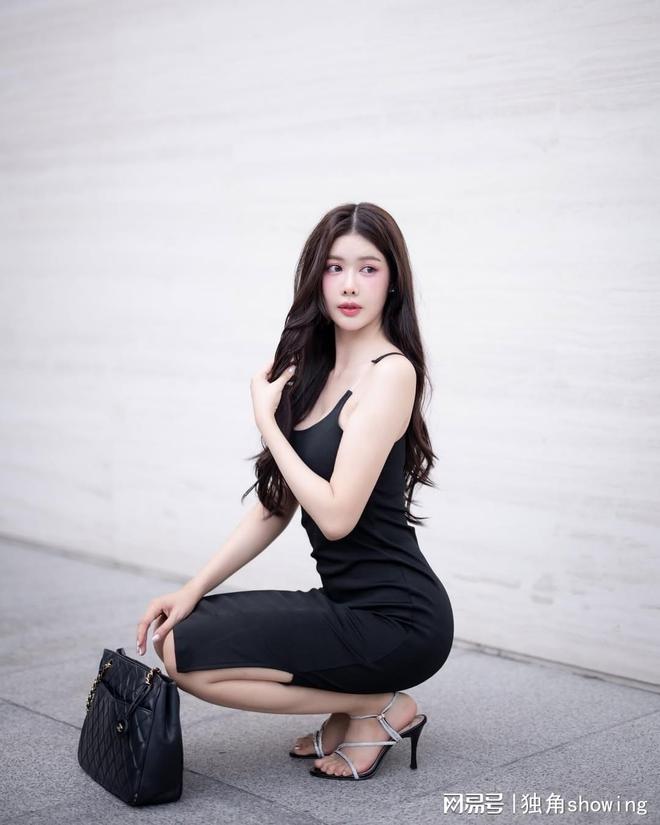 衣裙引领时尚潮流青春活力无限必一体育网页版登录黑色吊带连(图6)