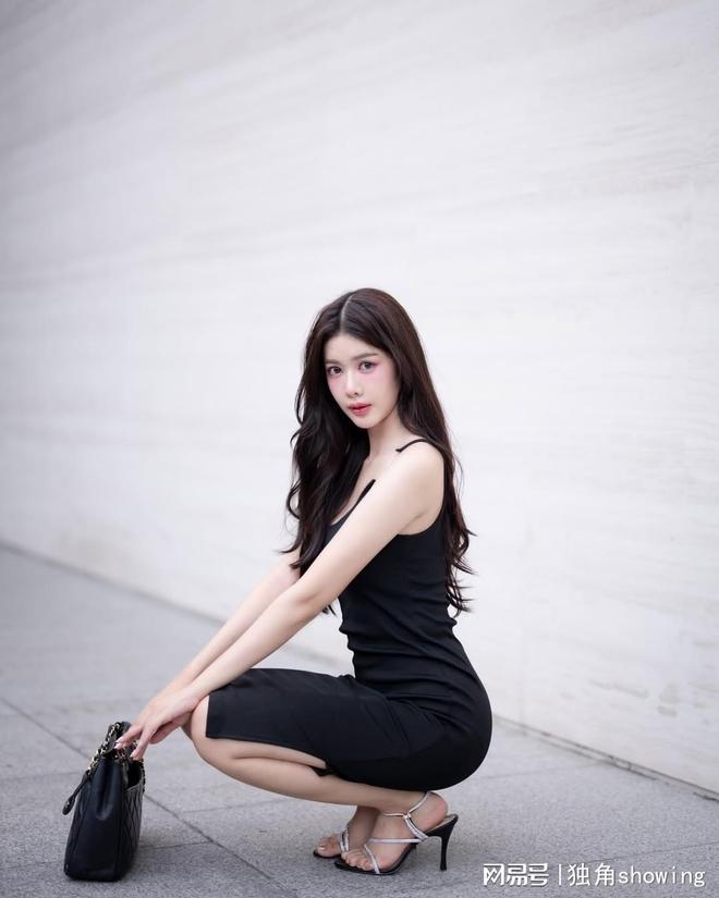衣裙引领时尚潮流青春活力无限必一体育网页版登录黑色吊带连(图3)