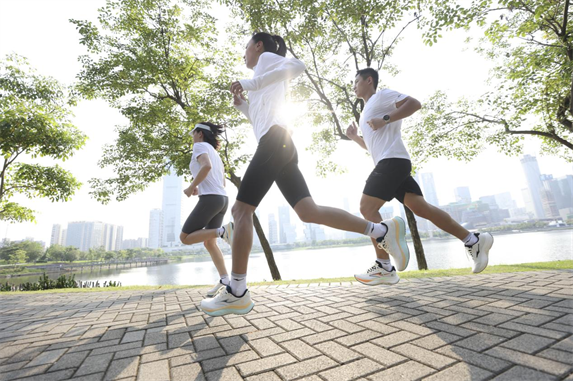 年度好物！鸿星尔克公园跑鞋赋能国动新动能必一运动sport网页版登录入选2024(图2)