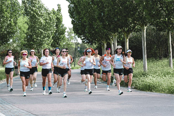 年度好物！鸿星尔克公园跑鞋赋能国动新动能必一运动sport网页版登录入选2024(图3)