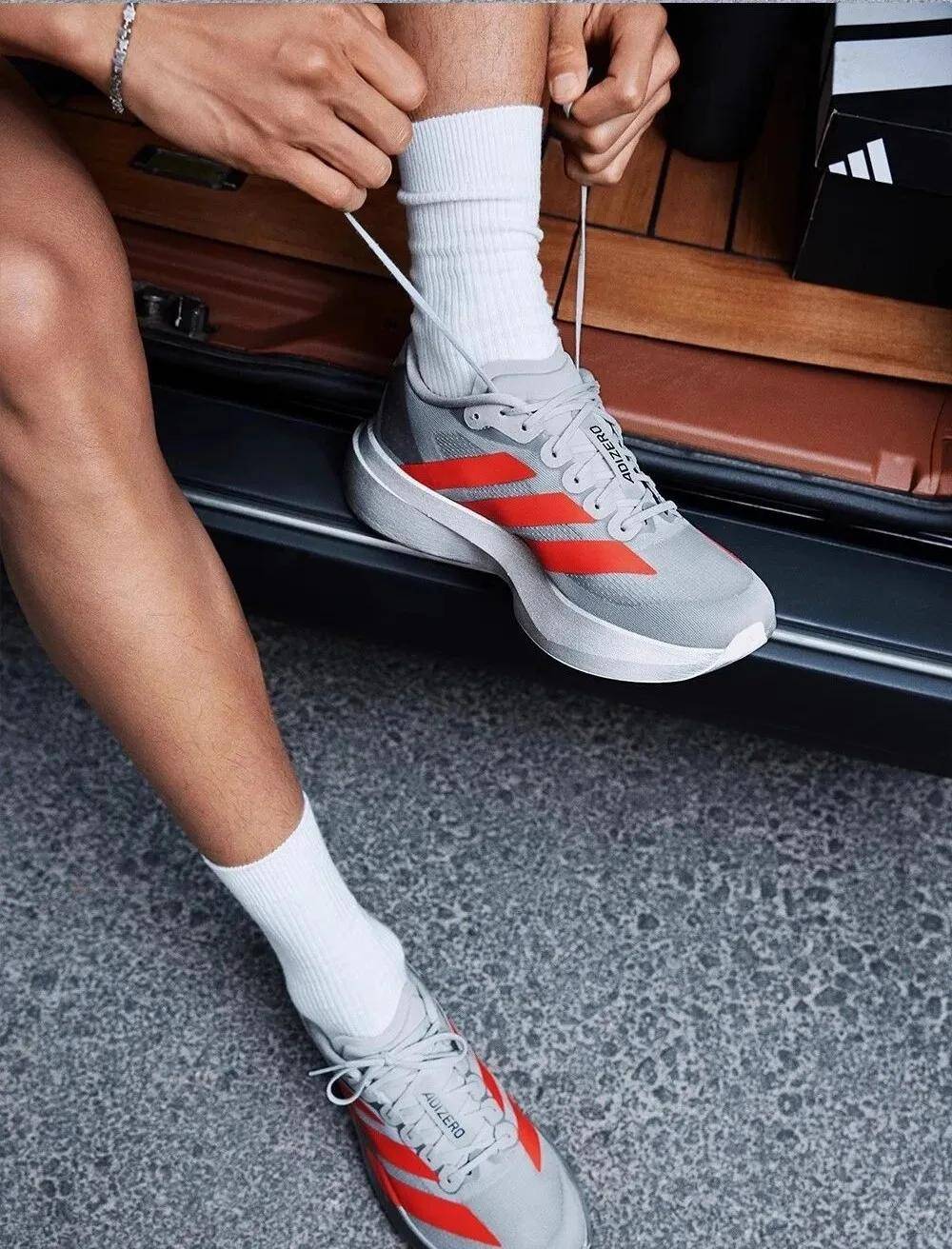 s ADIZERO EVO SL竞速、性能和颜值评分俱佳必一体育网页版登录《跑者世界》年度最佳竞训跑鞋adida(图3)