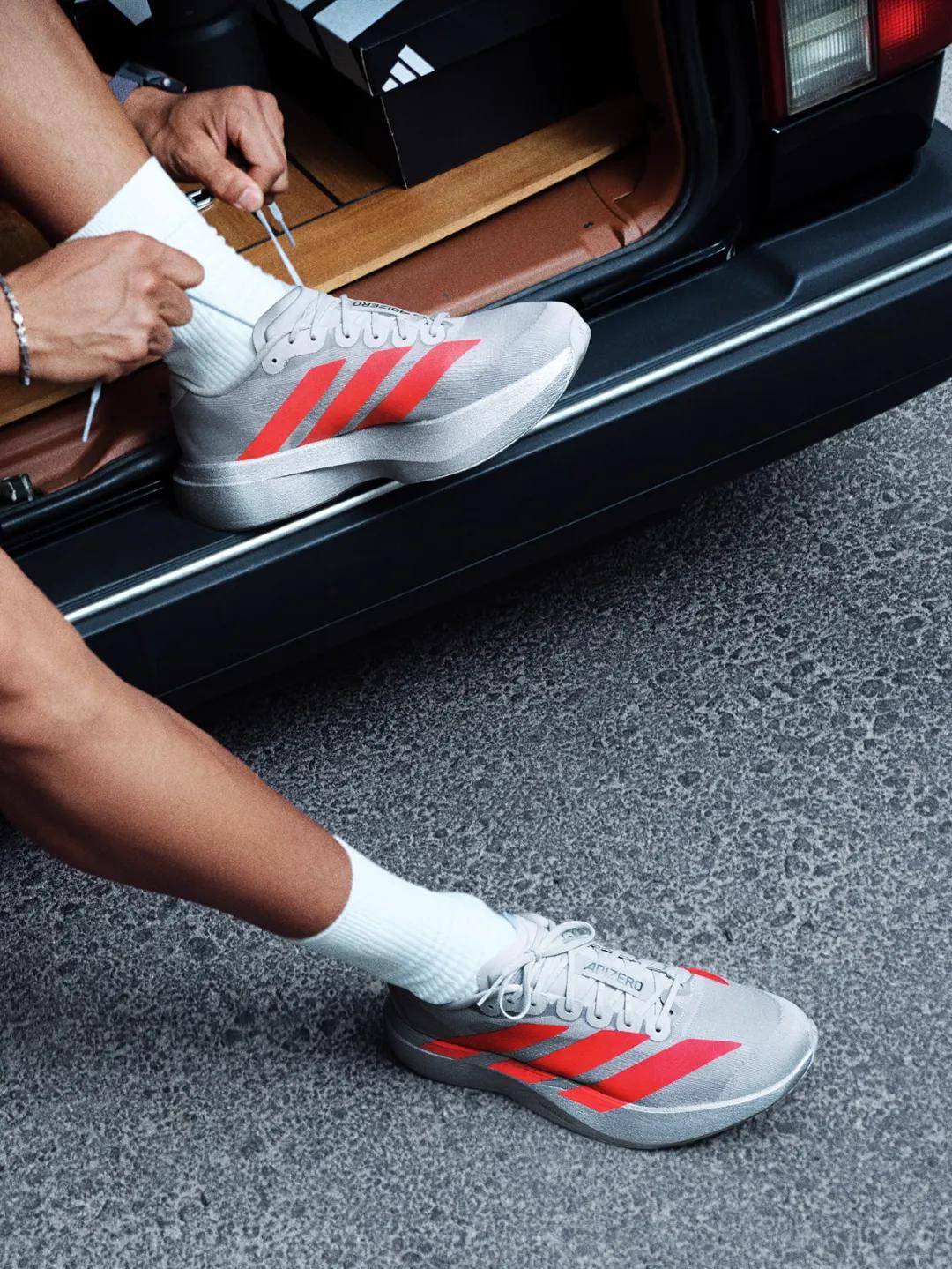 s ADIZERO EVO SL竞速、性能和颜值评分俱佳必一体育网页版登录《跑者世界》年度最佳竞训跑鞋adida(图4)